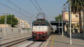 Intercity Notte da Milano Centrale a Lecce, con titolare la E444 103 con il pantografo in testa in presa, mentre effettua la sosta per servizio viaggiatori a Monopoli.
