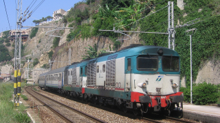 Regionale dalla linea Ionica a Reggio Calabria Centrale via Lamezia, effettuato quasi sempre con due D445 in testa e due vetture UIC-X, in ingresso a Scilla con titolare la D445 1046.