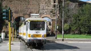 Tra i mezzi più anziani in esercizio sulla ferrovia urbana Roma-Giardinetti, la ET 421 è ripresa in partenza da Piazzale Labicano.