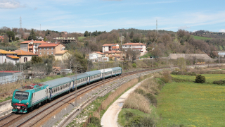 Regionale per Perugia con titolare in coda la E464 315, poco dopo la ripartenza da Orte in direzione Terni. Prossima fermata, Nera-Montoro!