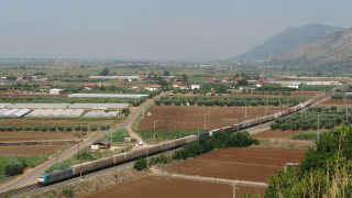 Nel 2009 iniziavano ad effettuarsi i primi merci a sud di Roma con alla trazione locomotori di imprese ferroviarie private, è il caso di questo TCS da Milano Smistamento per Nola Interporto, affidato alla E483 002 di Rail Traction Company, nei pressi di Priverno.
