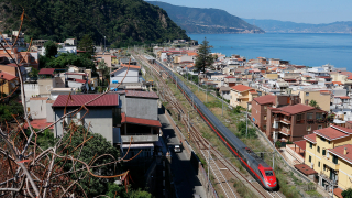 Frecciarossa 9542 da Reggio Calabria Centrale a Torino Porta Nuova, in transito presso la stazione di Bagnara, dopo aver percorso solamente 31 chilometri del lungo viaggio di 1386 fino a Torino.