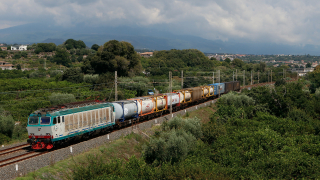 Foto fortunata quasi come un ambo al lotto, una E652 pulita e nei colori XMPR in testa a un merci in Sicilia, si tratta dell