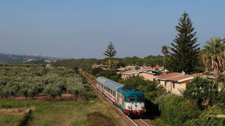 Intercity da Taranto a Reggio Calabria Centrale, in transito presso il celebre cavalcavia pedonale in località Borgia, poco a sud di Catanzaro, la macchina titolare è la D445 1104.