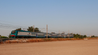 Regionale da San Severo a Bari Centrale affidato alla E464 118, in transito a sud di Ortanova.