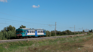 Regionale 26665 da Catania Centrale a Caltanissetta Centrale, effettuato con la graffitatissima ALn668 3040, in transito tra Portere Stella e Sferro, sulla linea ferroviaria da Bicocca a Caltanissetta Xirbi.