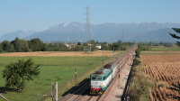 Coppia di locomotive isolate in discesa da Tarvisio verso Cervignano, in testa la E655 061, e di rimando la E652 152.