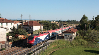 Convoglio MICOTRA da Udine a Villach, effettuato con la E190 302 di Ferrovie Udine Cividale, in veloce transito presso la fermata di Tricesimo-San Pelagio.