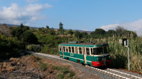 La ADe20 di Ferrovia Circumetnea affronta la notevole salita da Giarre fino a Piedimonte Etneo, mentre effettua servizio con il treno 24 da Riposto a Randazzo.