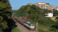 Merci di carri chiusi diretto in Sicilia, affidato alla E655 286, in discrete condizioni estetiche, mentre si appresta a transitare dalla fermata di Labico, sulla linea ferroviaria Roma-Cassino.
