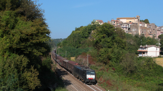 Merci da Chiasso ad Anagni-Fiuggi di NordCargo, affidato alla E189 402 in leasing, in transito nei pressi di Labico.
