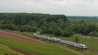 Doppia composizione di DB 429 in servizio lungo la linea del Reno, a Nierstein