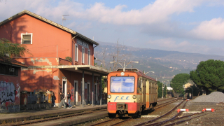 Treno degli studenti affidato alla ADe23 IMPA, mentre riparte dopo la sosta per servizio viaggiatori a Giarre.