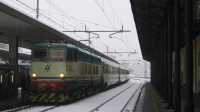 Convoglio intercity in sosta per servizio viaggiatori a Pavia, la macchina titolare è la E656 058.