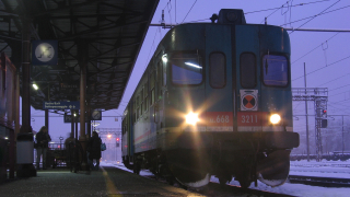 Regionalle per Cremona in partenza dalla stazione di Piacenza, affidato alla ALn668 3211.