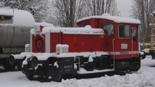 Mezzo di lavoro KOF V6 in sosta, ricoperto di neve, nello scalo di Casalpusterlengo.