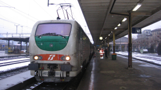 La E402 151.prende in carico la trazione di un Eurocity dalla Svizzera verso Milano Centrale, qui ripres in stazione a Chiasso.