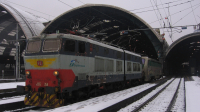 Le salvatrici della patria! Causa emergenza neve, erano notevoli i E655 fermi in stazione a Milano Centrale, pronti a soccorrere eventuali treni in avaria, nello scatto l'unità 264, insieme a una E402B, in discrete condizioni estetiche.