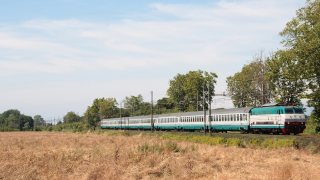 Intercity da Milano Centrale a Livorno Centrale affidato alla E444 097, in transito in località Madonna dell