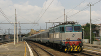 La stazione di Roma Tuscolana era spesso località per il cambio personale di macchina per gli espressi dal sud italia verso Lourdes, in quella circostanza la titolare era la E656 462, il 5 Luglio 2009.