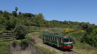 LA Ade17 poco prima della sosta per servizio viaggiatori nella recentemente rimodernata fermata di Santa Venera, mentre effettua un servizio da Randazzo a Riposto