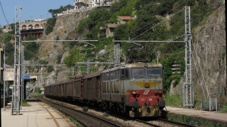 Merci da Lecco Maggianico per Bicocca, effettuato quasi interamente con carri GABS, e affidato alla E655 494, in festoso transito da Scilla, a pochissimi chilometri da Villa San Giovanni,dove sarebbe stato imbarcato per la Sicilia.