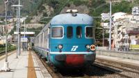 Ripartenza dopo la sosta per servizio viaggiatori per il convoglio con in coda la ALe803 048, dalla stazione di Bagnara verso Reggio Calabria Centrale.