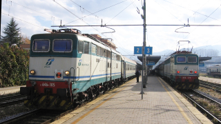 Incrocio tra regionali da e verso Pescara, nella stazione di Sulmona. Purtroppo entrambe le macchine erano in perfetta controluce, ma al giorno d