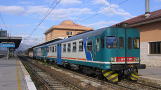 Il binario 1 della stazione di Sulmona era utilizzato principalmente per i treni in servizio sulla linea verso Castel di Sangro, che a quei tempi era poco conosciuta come Transiberiana d