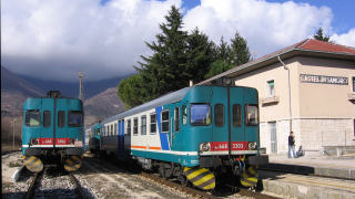 Coppia di ALn668 3330 affiancate a Castel di Sangro, la coppia con la 3303 appena giunta da Sulmona, e la singola 3306 in attesa di risalire in senso inverso.