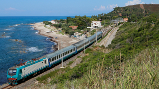 Regionale Palermo-Messina effettuato con materiale ordinario, in coda la E464 622, in ingresso in stazione a Pollina.