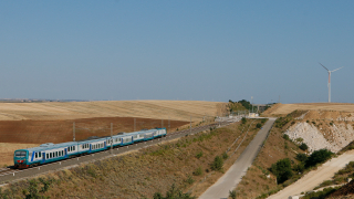 La tipica composizione dei regionali a materiale ordinario pugliese, E464 e 4 vetture a piano ribassato, non fa eccezione per il regionale 19923 da Termoli a Foggia, qui fotografato poco dopo la sosta a Poggio Imperiale.