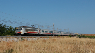 Intercity 704 da Bari Centrale a Roma Termini, effettuato con la oramai consueta composizione reversibile con in testa la E401 032, ripreso in accelerazione dopo la sosta per servizio viaggiatori a Barletta