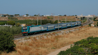 La E464 439 è titolare del regionale 4346 da Bari Centrale a Foggia, in transito dopo Barletta.