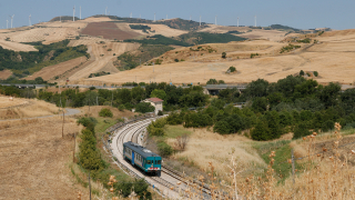 Regionale Foggia-Potenza in transito sul noto curvone di Rocchetta Sant'Antonio, con la luce in condizioni ancora non perfette.