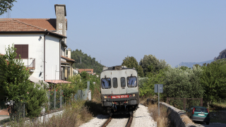 Transito poco prima della fermata di Marmore per la ALn776 074, impegnata in un servizio Terni-Rieti.