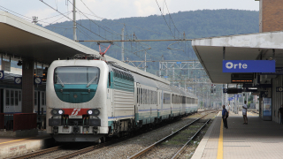 Intercity da Roma Termini a Firenze Santa Maria Novella, con titolare la E403 021, in fase di rallentamento per la sosta per servizio viaggiatori nella stazione di Orte.