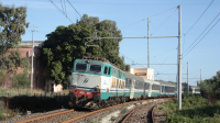 Espresso per Torino Porta Nuova, con alla trazione nella tratta siciliana la E656 021, in transito presso la ex stazione di Castelluccio sulla linea ferroviaria Siracusa-Catania