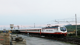 Transito a velocità sostenuta presso la stazione di Catenanuova per il ritorno della Frecciabianca da Messina Centrale a Palermo, in testa la E464 394