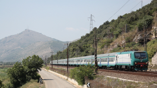 Regionale cadenzato Roma Termini - Napoli Centrale in transito tra Sezze e Priverno, in testa alla trazione la E464 483.