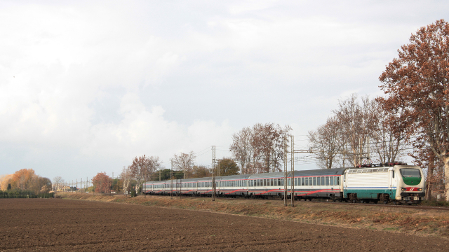 Treno Eurostar City da Torino Porta Nuova a Roma Termini, affidato alla trazione della E402 116, in transito in località Miglianino Pisano.