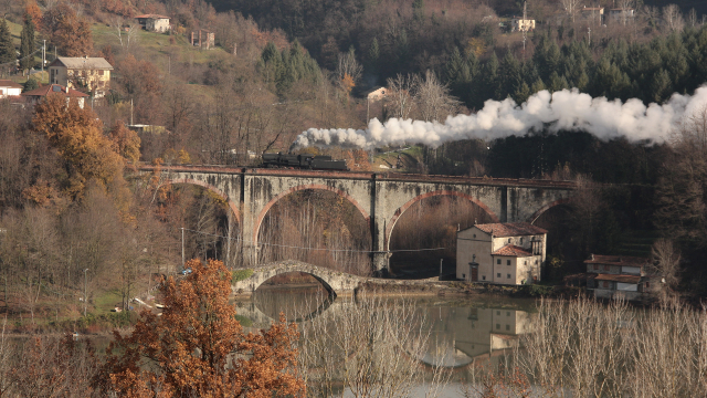 Transito sul ponte antico al Lago di Pontecosi, in località Pieve Fosciana, per la 741 120, che si dirige isolata a fare rifornimento d