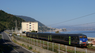Quasi del tutto scomparse dalla mia Sicilia, in Calabria girano ancora composizioni a materiale ordinario. Nella foto una variegata UIC-X, MDVE, MDVC riparte dopo aver effettuato sosta per servizio viaggiatori a Favazzina (RC).