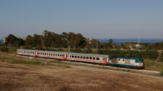 Il secondo Intercity della giornata da Taranto a Reggio Calabria Centrale, con oramai la consueta composizione di 3 Carrozze UIC-Z, transita tra Riace e Caulonia, con titolare la D445 1092