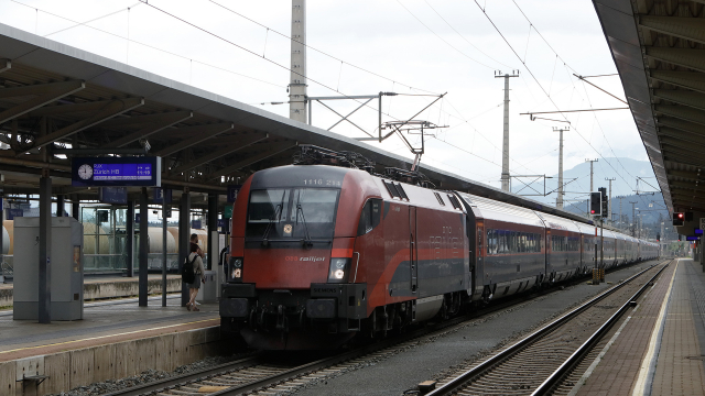Railjet doppio per Zurigo in sosta per servizio viaggiatori in stazione a Worgl, titolare in testa la OBB 1116 214