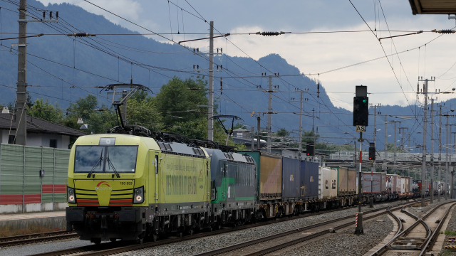 Treno merci con trasporto containers e semirimorchi, con origine Brennero, in transito con titolare la E193 553 dalla stazione di Kundl.
