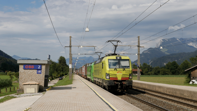 Coloratissima livrea per le Vectron alla trazione di questo treno di casse mobili dirette in Italia, in testa la E193 553 e come seconda macchina l