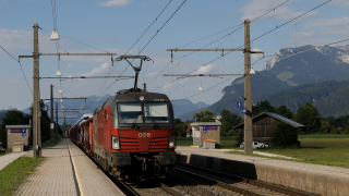 Le nuvole stavano per avere la meglio, ma lo scatto è salvo, per la Vectron OBB 1293 009 in transito con un treno merci trasporto auto da Schaftenau