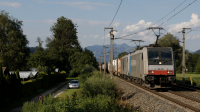 Coppia di locomotive 186 gemelle, unità 283 e 282. in transito a Schaftenau con un treno containers diretto in Italia
