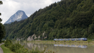Il servizio regionale tra Kufstein e Monaco è affidato alla compagnia BRB, che utilizza materiale leggero Stadler in singola e doppia composizione. Qui vediamo un convoglio appena partito da Kufstein, che corre nel tratto di linea lungo il fiume Inn, che in quella sezione è linea di confine tra l